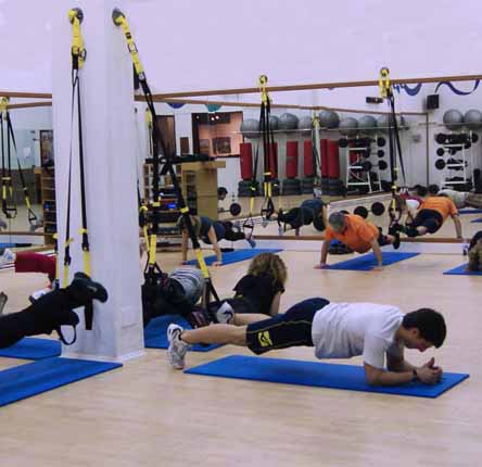 grupo personas gimnasio entrenamiento suspension trx