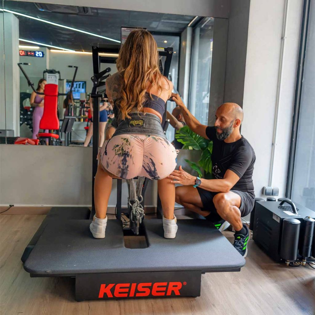 hombre entrena fitness mujer maquina keiser