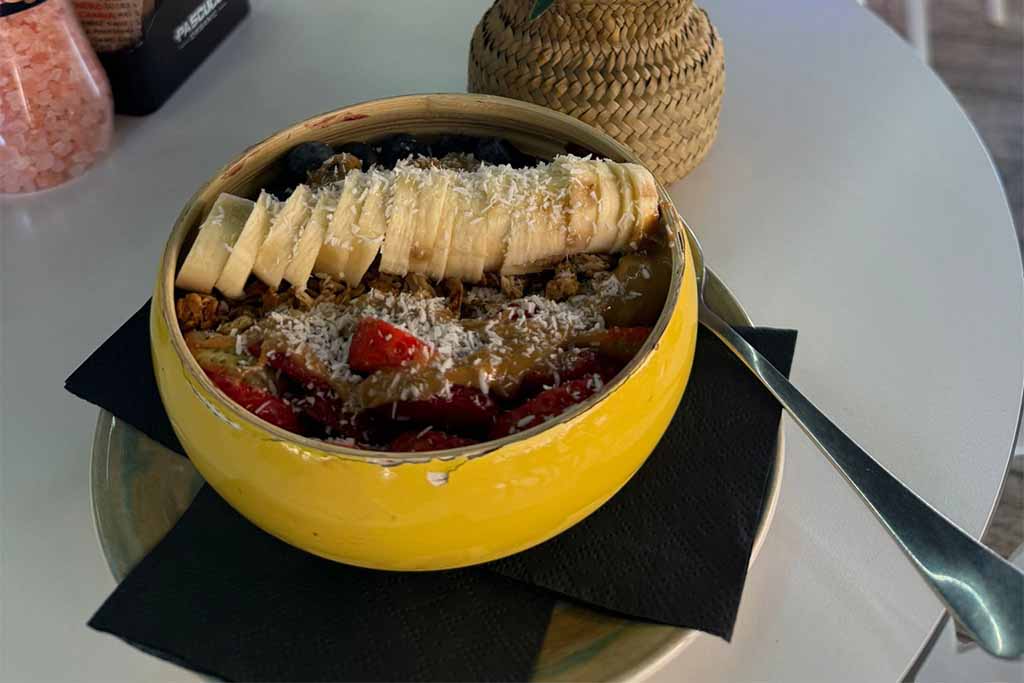 Bolw fruta fresca platano fresas cortadas coco rallado