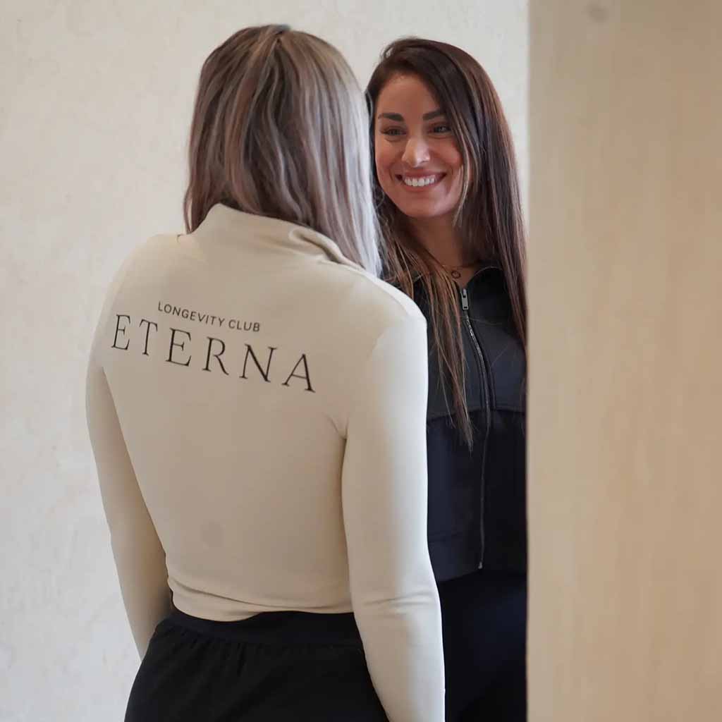 mujeres mirandose jersey logo eterna